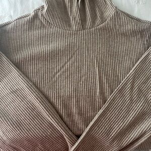 Alo yoga muse hooded cropped sweatshirt